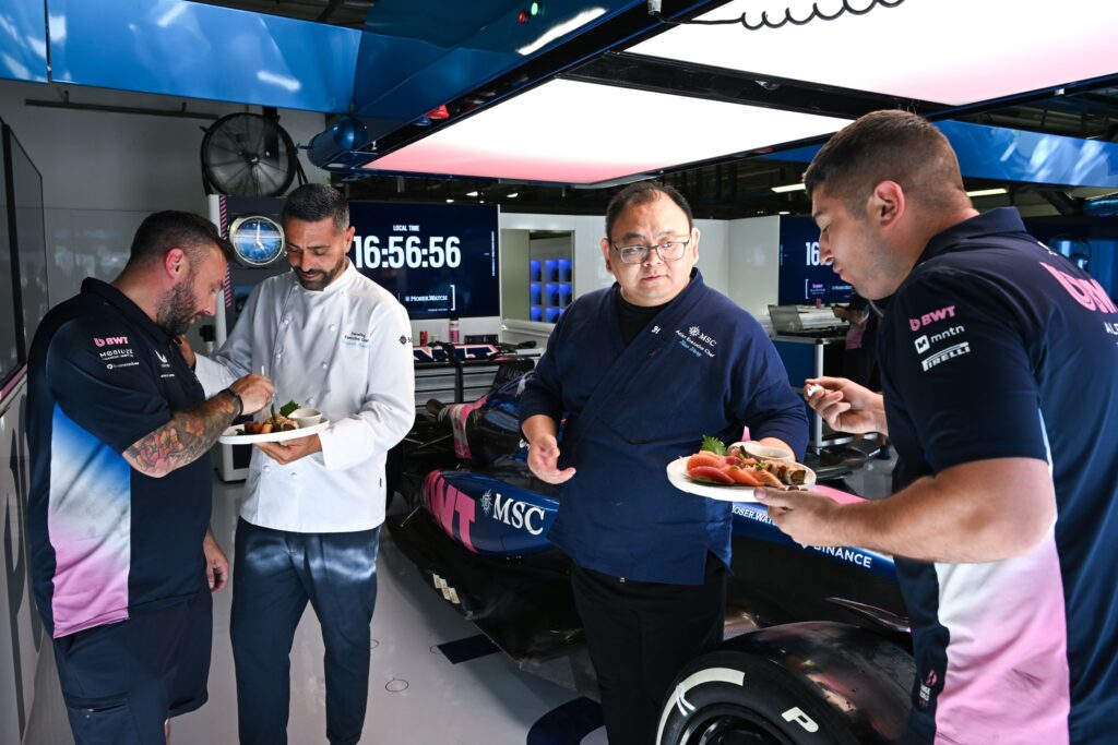 Los chefs de MSC Cruceros sirven comidas a los pilotos de BWT Alpine en el garaje | MSC Cruceros
