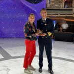 El capitán Gennaro Arma y autoridades locales durante el intercambio de metopas a bordo del Star Princess