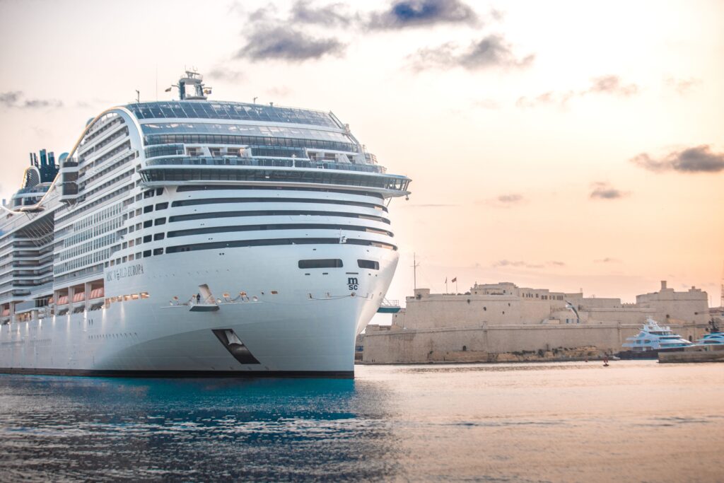 El crucero MSC World Europa atracado en el Gran Puerto de La Valeta, durante su conexión eléctrica a tierra.