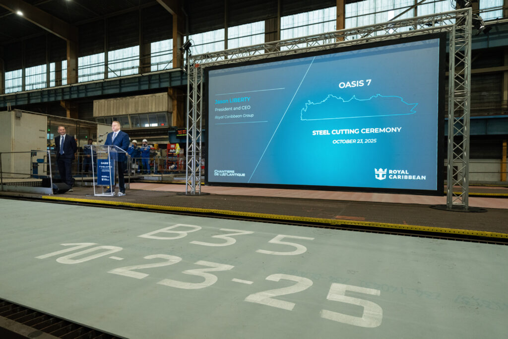 Ceremonia de corte de acero del séptimo barco de la clase Oasis de Royal Caribbean International en el astillero Chantiers de l’Atlantique, Saint-Nazaire (2025).