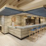 Restaurante Q Texas Smokehouse en Norwegian Viva, barbacoa tejana incluida en Indulge Food Hall.