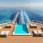 Piscina infinita en popa del Norwegian Viva, vistas a la estela durante crucero por el Caribe.