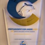 Figura conmemorativa oficial de los premios Protagonisti del Mare 2025 de Costa Cruceros
