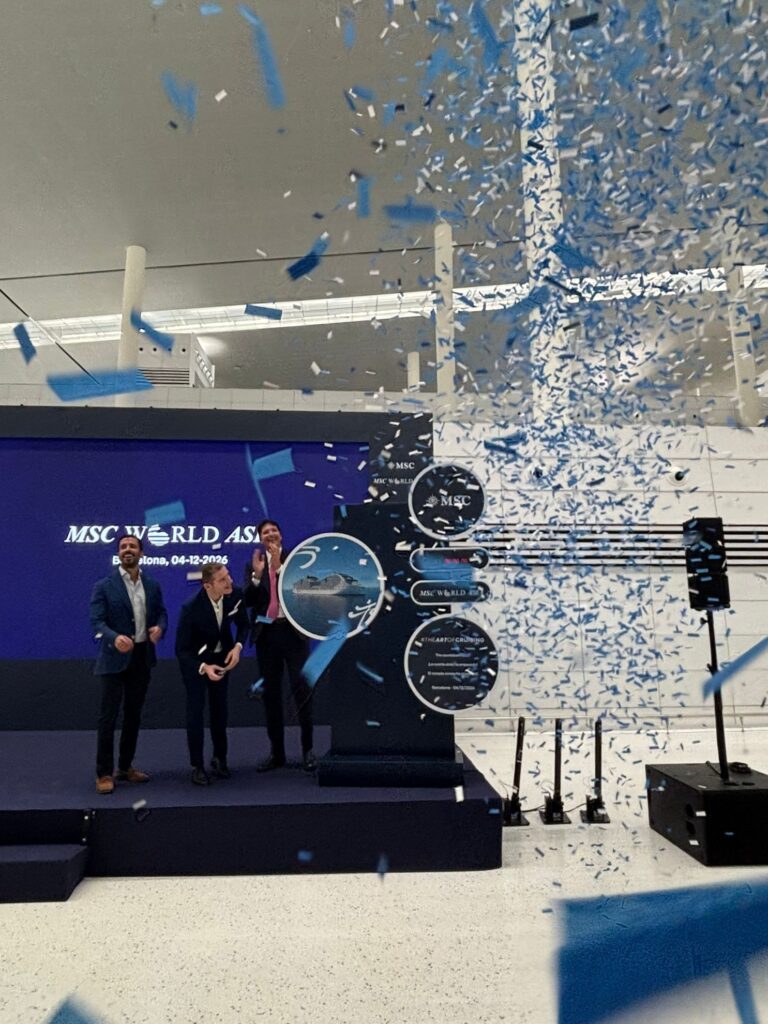 Representantes de MSC Cruceros descubren el reloj de cuenta atrás del MSC World Asia durante el acto celebrado en Barcelona.