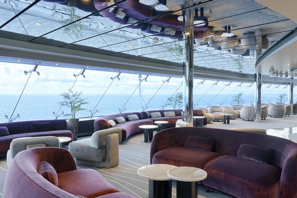 Top Sail Lounge del MSC Magnifica renovado con sofás y vistas panorámicas al mar
