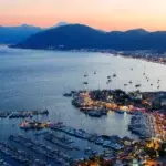 Bahía de Marmaris al anochecer, destino de cruceros por la Costa Turquesa de Turquía
