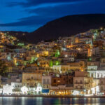 Panorámica del puerto de Syros de noche, isla griega en ruta de cruceros por el Mediterráneo oriental