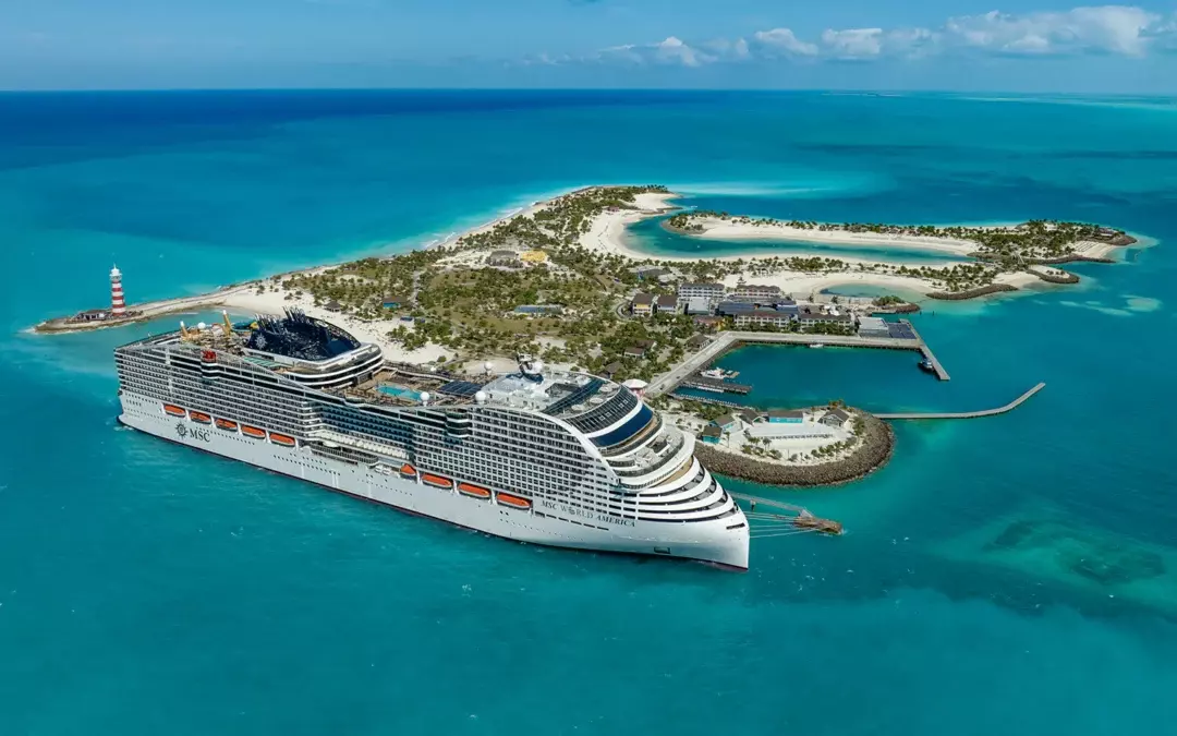 Barco MSC World America atracado en Ocean Cay MSC Marine Reserve, isla privada de MSC Cruceros en las Bahamas con nuevas actividades de entretenimiento familiar.