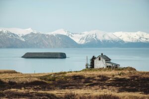 Costa rocosa de Islandia con mar y cielo despejado