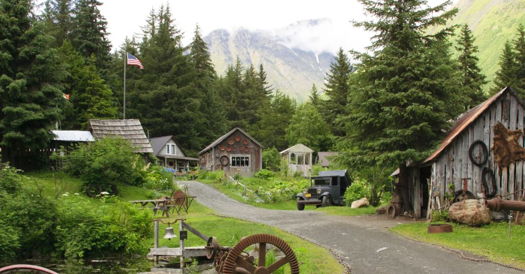 Pequeña localidad rodeada de bosques y montañas en Alaska (ambiente de frontera).