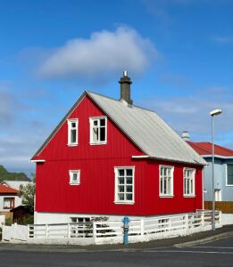 Casa o edificio rojo tradicional en Islandia, fotografía urbana/rural