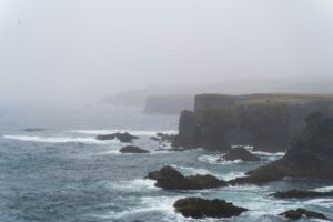 Paisaje de costa en Islandia con niebla o nubes bajas