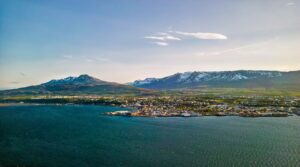 Paisaje costero de Islandia con montañas y mar