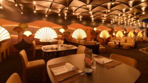 Sushino at Costa en el Costa Serena, mesas con iluminación discreta y cálida