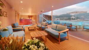 Sunset Lounge del Costa Serena con terraza exterior, sofás y barra.