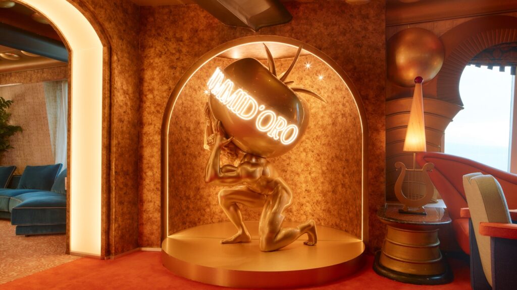 Entrada a Pummid’Oro en el Costa Serena con rótulo luminoso y escultura dorada.