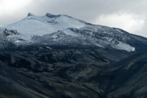 Paisaje de montaña o glaciar en Islandia, nieve y roca