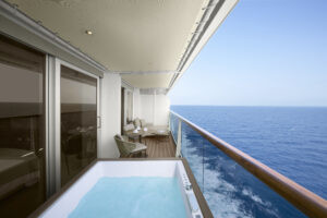 Terraza con jacuzzi privado en alojamiento de EXPLORA III con vista panorámica al mar.