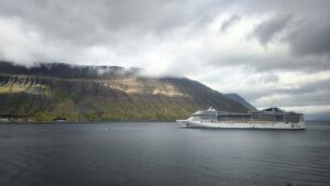 Vista costera en Islandia con cielo dramático y luz sobre el agua