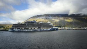 Vista costera en Islandia con mar tranquilo y montañas