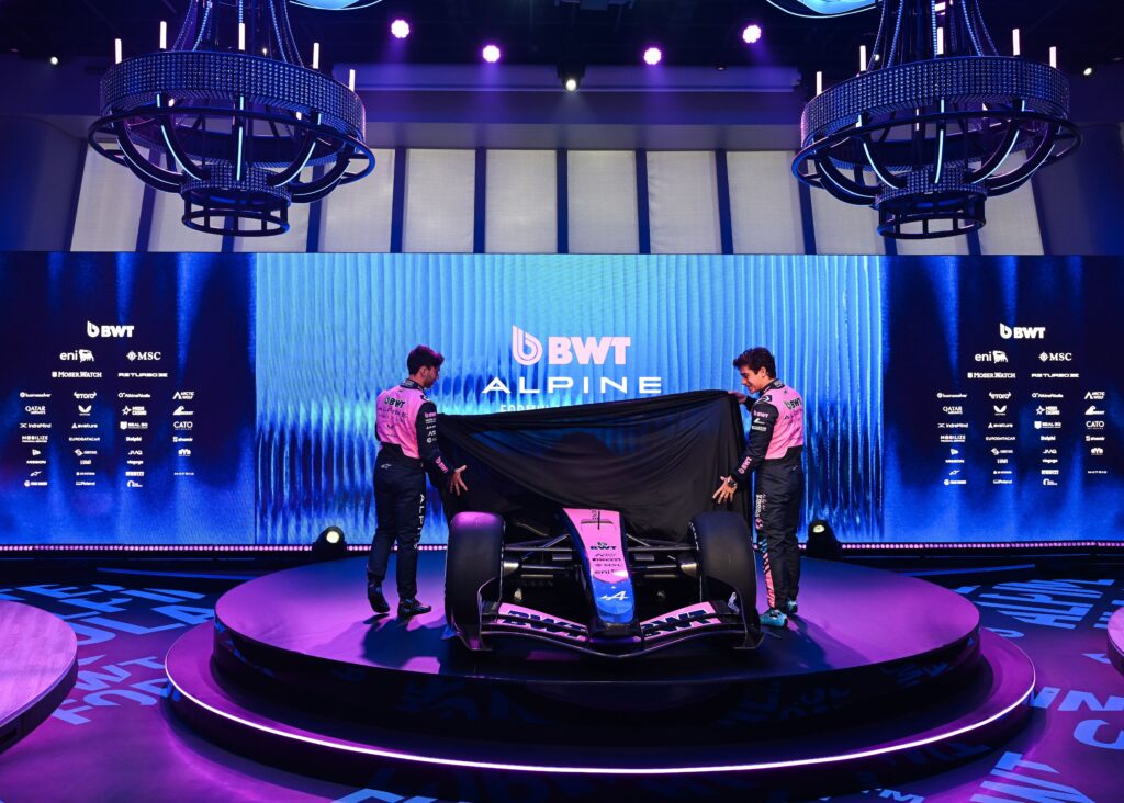 Los pilotos de BWT Alpine Formula One Team destapan el A526 en el MSC World Europa durante la presentación 2026