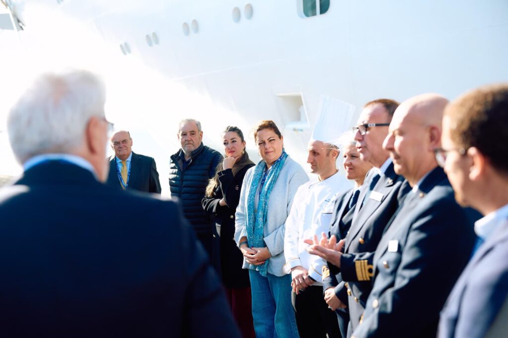 Foto de grupo junto al crucero en el Puerto de Las Palmas con chefs de a bordo y representantes del Banco de Alimentos en la alianza solidaria