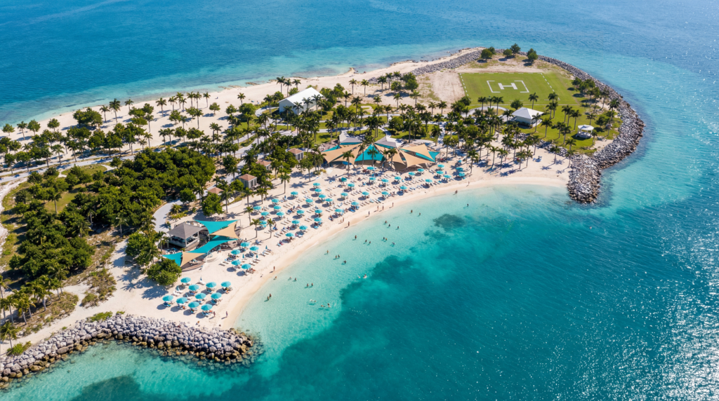 Paradise Sands en Ocean Cay MSC Marine Reserve, playa solo para adultos con tumbonas y agua turquesa