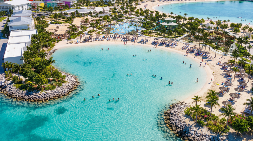 Vista aérea de Seakers Cove Family Beach en Ocean Cay MSC Marine Reserve, Bahamas, con áreas acuáticas para familias