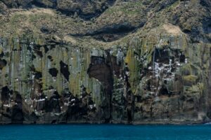 Desfiladero o formación rocosa en Islandia, paisaje escarpado