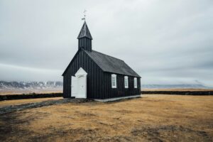 Iglesia negra en Islandia en paisaje abierto (arquitectura tradicional)