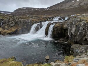 Cascada en Islandia, caída de agua sobre roca volcánica