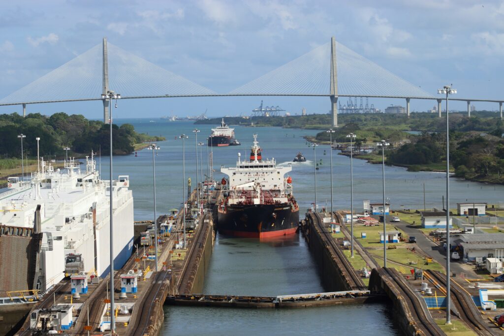 Carguero en pleno paso del Canal de Panamá