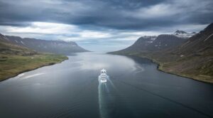 Fiordo o valle costero en Islandia, vista panorámica