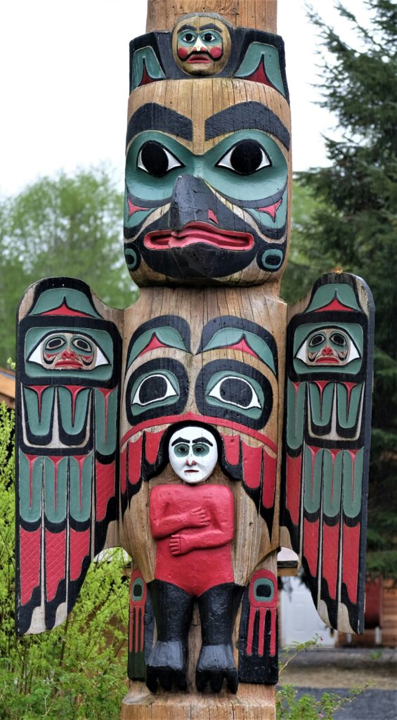 Totem indígena rojo y verde en Ketchikan (Alaska)