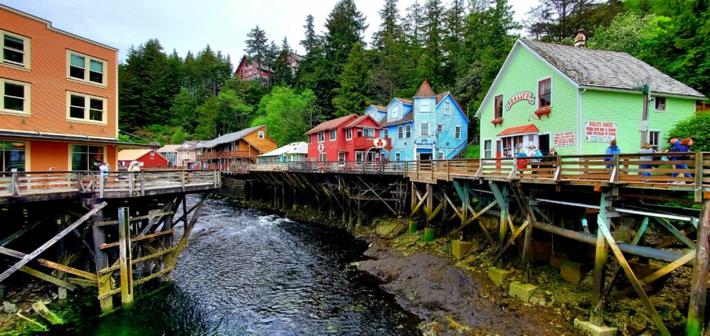 Casas suspendidas sobre un río en Ketchikan
