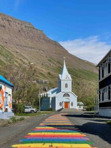 Seyðisfjörður: calle arcoíris y la iglesia al fondo
