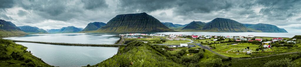 Paisaje de Islandia con lago, montañas y praderas