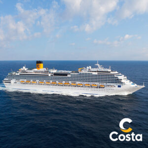 Vista lateral del crucero Costa Favolosa navegando en mar abierto bajo un cielo azul, destacando su casco blanco y la emblemática chimenea amarilla con la "C" azul de la naviera.