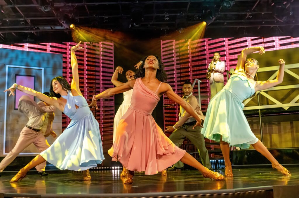Bailarines profesionales interpretando una escena de Dirty Dancing En Concierto en el teatro principal del MSC Poesia