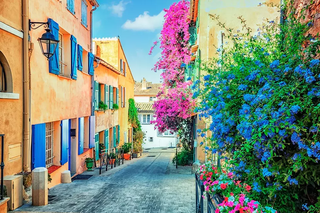 El glamuroso Saint-Tropez con yates de lujo y fachadas mediterráneas clásicas de la Costa Azul.