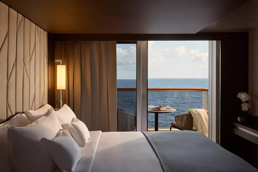Detalle de una suite de lujo con terraza privada y vistas al océano en el EXPLORA I