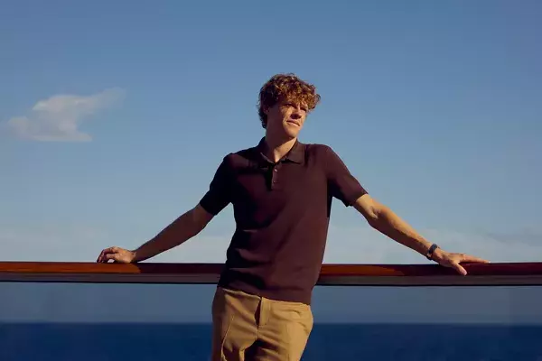 Jannik Sinner, Global Brand Ambassador de Explora Journeys, posando en la cubierta de un buque de la flota con vistas al Mediterráneo