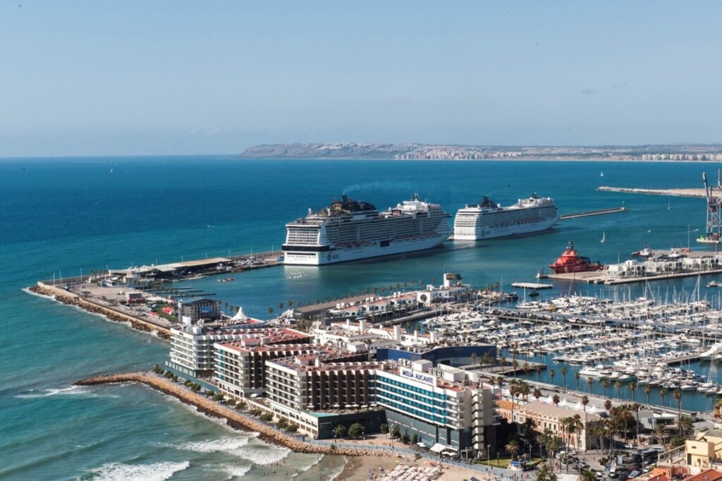 Panorámica del puerto de Alicante con cruceros de MSC atracados frente a la fachada litoral y el hotel Meliá