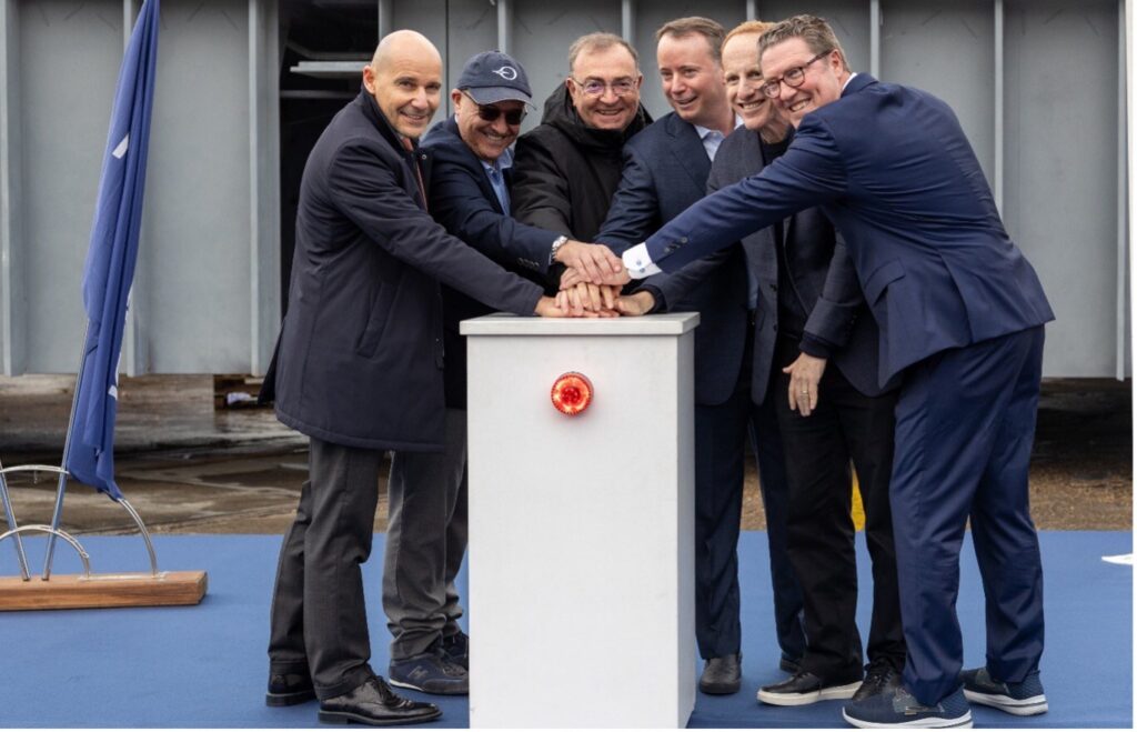 Directivos de Oceania Cruises y Fincantieri celebran la colocación de la quilla del Oceania Sonata en Marghera.