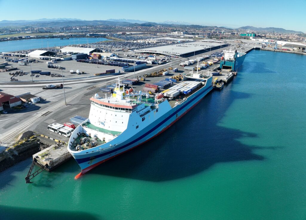 Vista aérea de las instalaciones del Puerto de Santander con un buque de carga atracado en la zona logística