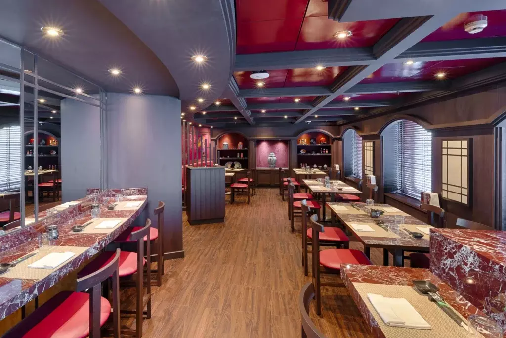 Barra de sushi del restaurante Kaito con decoración tradicional japonesa