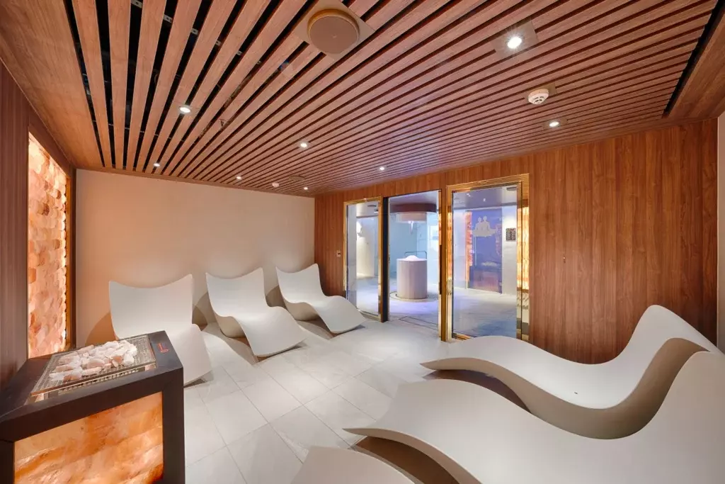 La zona de relajación renovada del MSC Aurea Spa con vistas al mar