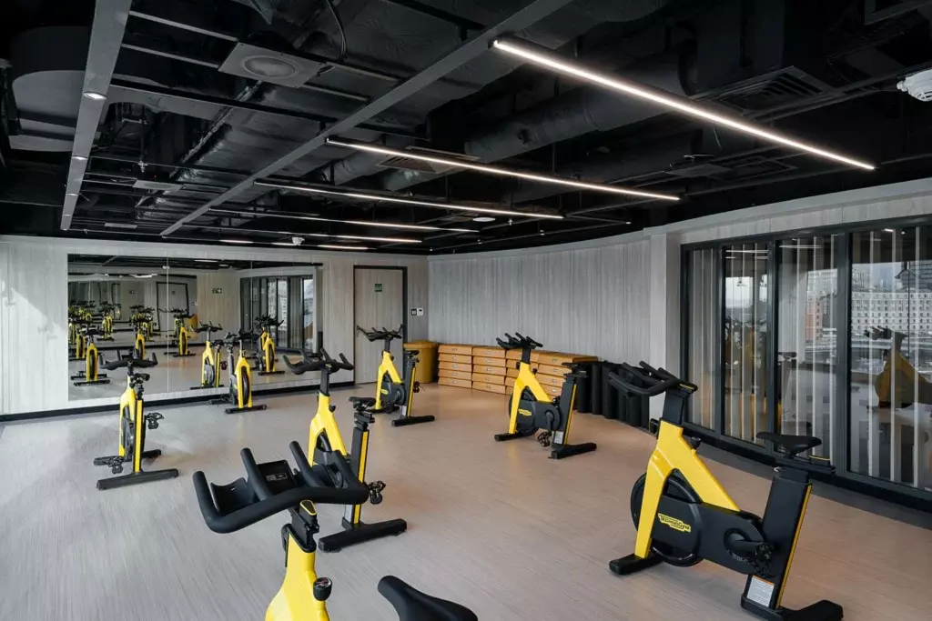 Gimnasio equipado con las últimas máquinas de Technogym para el entrenamiento a bordo