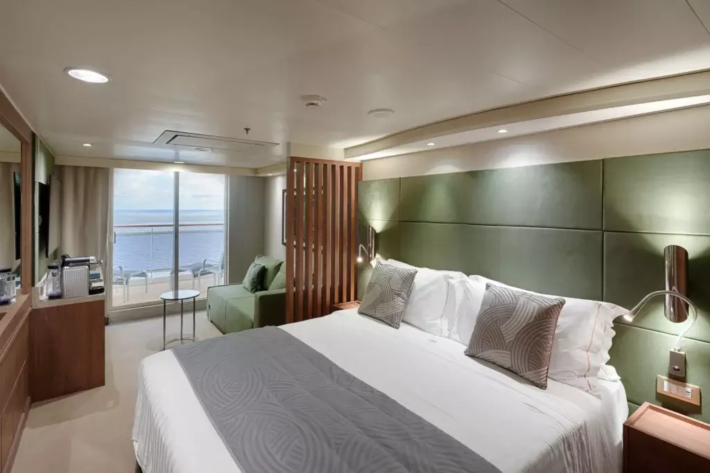 Interior de una de las nuevas suites Deluxe del MSC Yacht Club con diseño contemporáneo