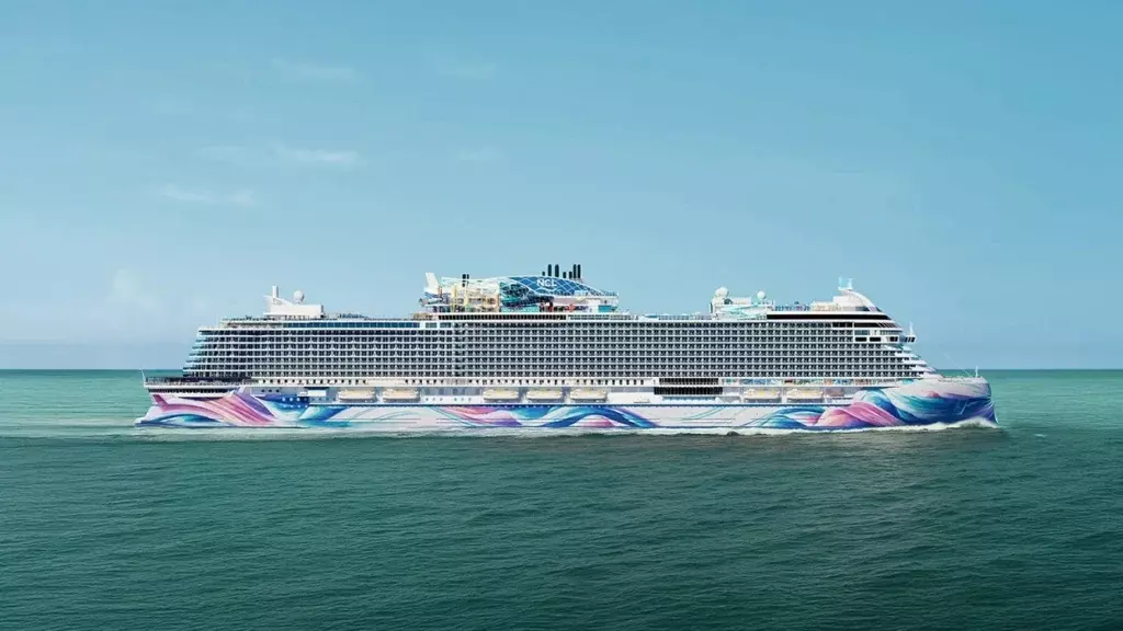 Norwegian Aura navegando en un mar de color verdoso.